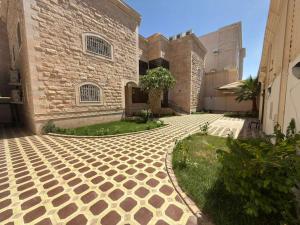 Aurion Grand Villa - 12BR Estate with Rooftop - Uhud Views & Private Elevator - image 16