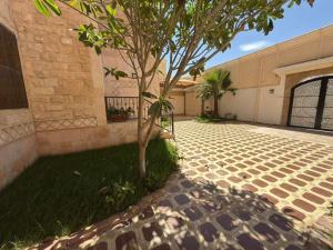 Aurion Grand Villa - 12BR Estate with Rooftop - Uhud Views & Private Elevator - image 30