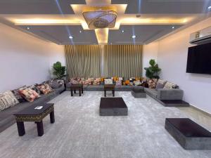Aurion Grand Villa - 12BR Estate with Rooftop - Uhud Views & Private Elevator - image 9