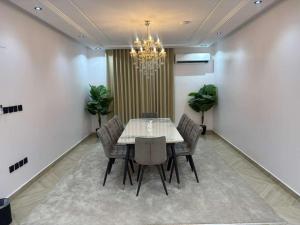 Aurion Grand Villa - 12BR Estate with Rooftop - Uhud Views & Private Elevator - image 33