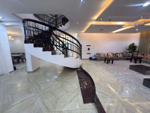 Aurion Grand Villa - 12BR Estate with Rooftop - Uhud Views & Private Elevator - image 31
