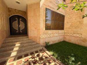 Aurion Grand Villa - 12BR Estate with Rooftop - Uhud Views & Private Elevator - image 29