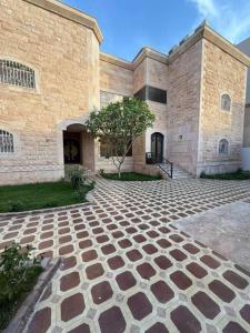 Aurion Grand Villa - 12BR Estate with Rooftop - Uhud Views & Private Elevator - image 18