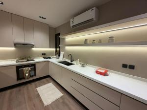 Atrah Luminous 3BR Luxury Family Residence - görsel 13