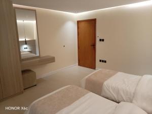 Al Taqwa Hotel Rooms - image 1