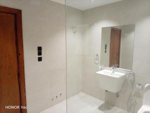 Al Taqwa Hotel Rooms - image 5