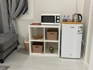 Two-Bedroom and Living Room Apartment with Self Entry - imagen 2
