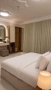 Apartment with a Master Bedroom and Living Room with Self-Entry - gambar 5