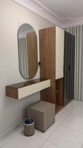 Apartment with a Master Bedroom and Living Room with Self-Entry - gambar 6