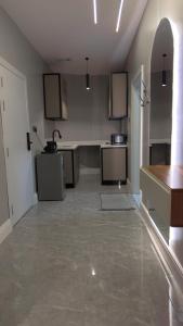 Apartment with a Master Bedroom and Living Room with Self-Entry - gambar 7