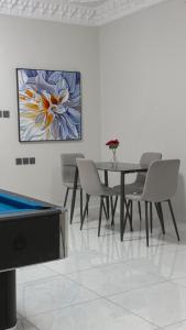 Apartment with a Master Bedroom and Living Room with Self-Entry - gambar 14