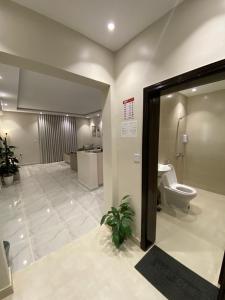 Room and Lounge with Self Entry - imej 8