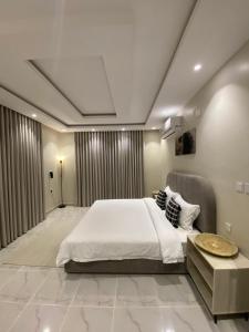Room and Lounge with Self Entry - imej 15