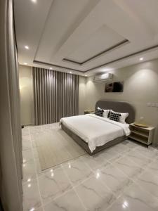 Room and Lounge with Self Entry - imej 9