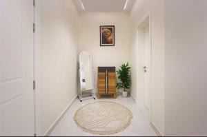 Elegant Quiet Two-Bedroom Apartment with Living Room - image 13