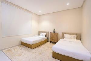 Elegant Quiet Two-Bedroom Apartment with Living Room - image 6