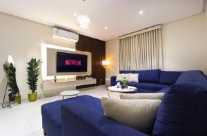 Elegant Quiet Two-Bedroom Apartment with Living Room - image 1