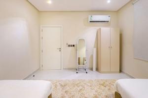 Elegant Quiet Two-Bedroom Apartment with Living Room - image 11