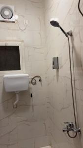 Al Madinah Al Munawwarah Furnished Room - image 2