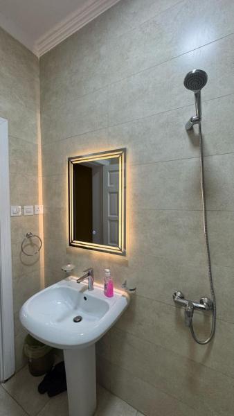 Shaza Taibah Luxury Room - image 8