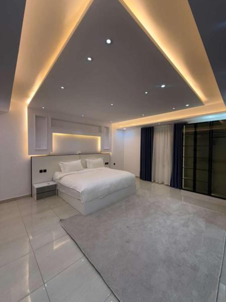 Aurion Grand Villa - 12BR Estate with Rooftop - Uhud Views & Private Elevator - image 3