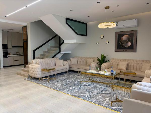 Hotel Villa with Three Bedrooms and Private Pool in Fully Equipped Compound - imej 3