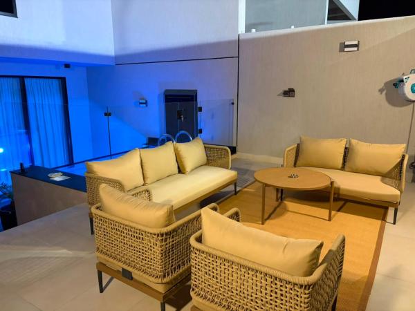 Hotel Villa with Three Bedrooms and Private Pool in Fully Equipped Compound - imej 1