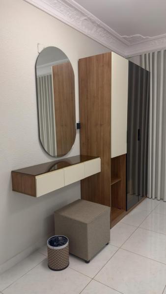 Apartment with a Master Bedroom and Living Room with Self-Entry - gambar 6