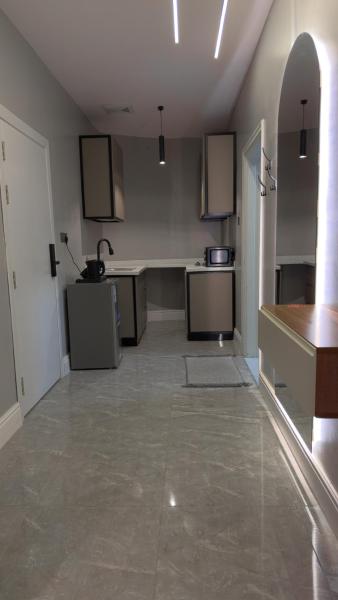 Apartment with a Master Bedroom and Living Room with Self-Entry - gambar 7