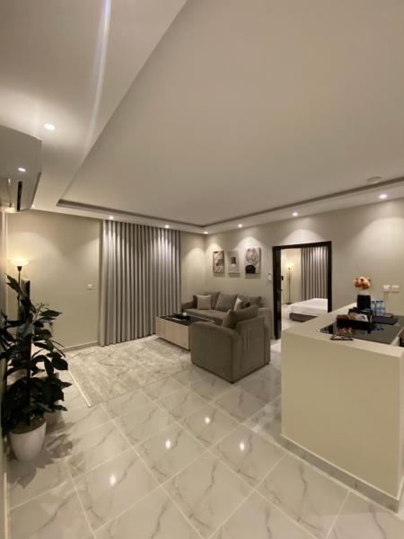 Room and Lounge with Self Entry - imej 1
