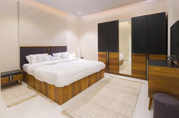 Elegant Quiet Two-Bedroom Apartment with Living Room - image 15