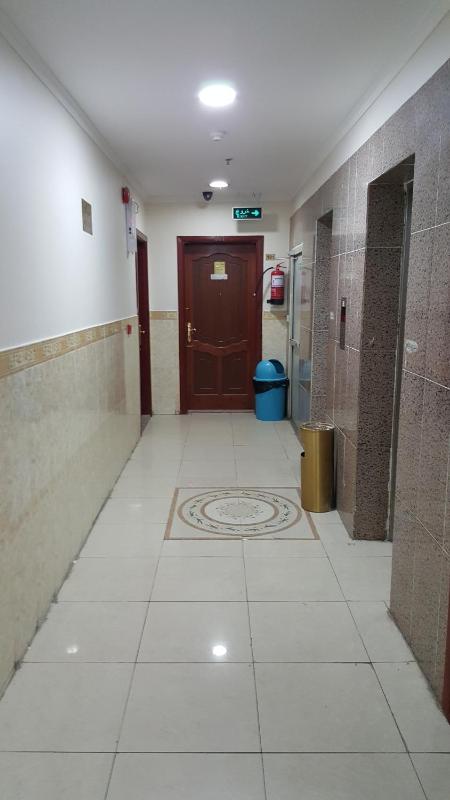 نجی باتھ روم کے ساتھ تین افراد کا کمرہ