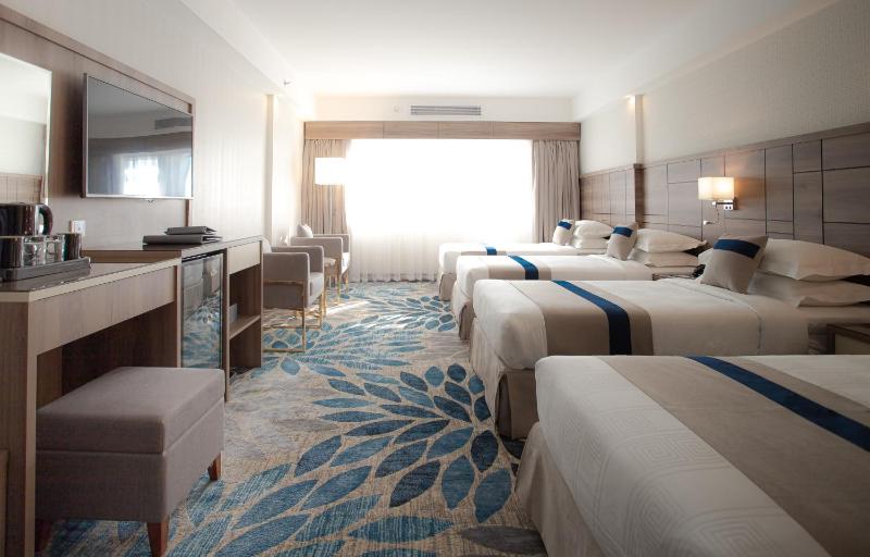 Deluxe Quadruple Room image 2