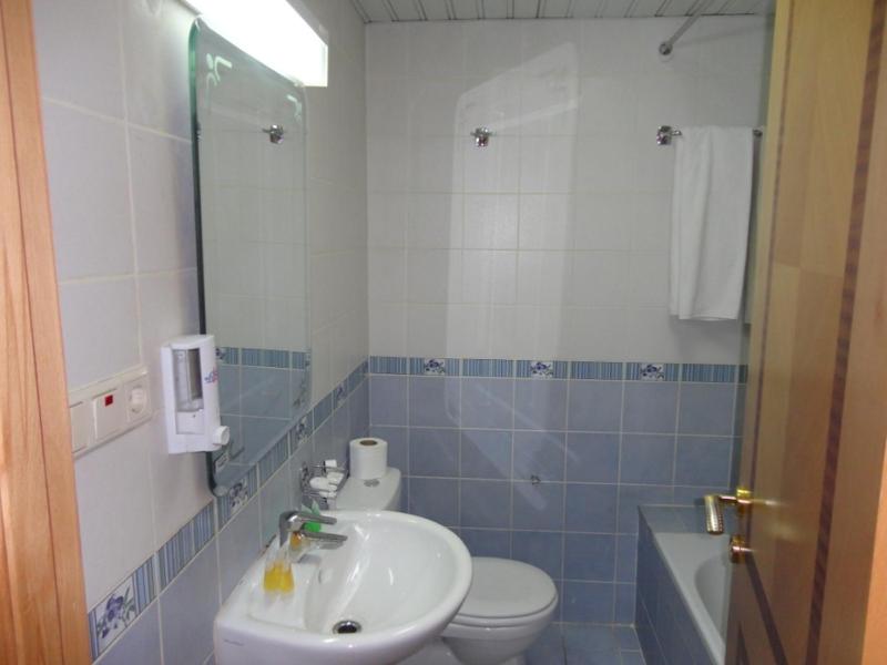 Twin Room image 5