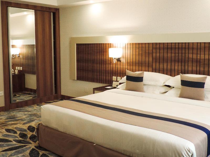 Superior King Room image 3