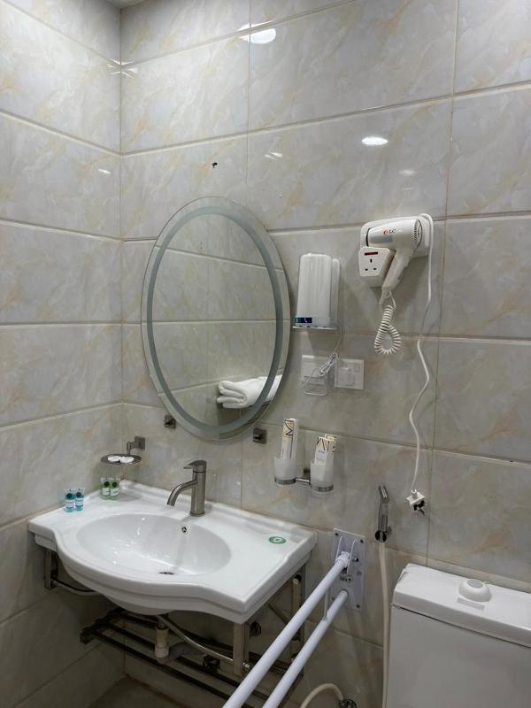 Quarto com cama Queen - Acessível para pessoas com deficiência imej 2