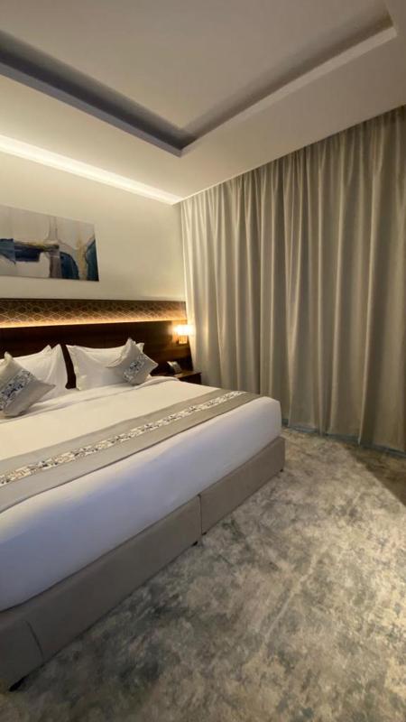 Deluxe King Room image 3