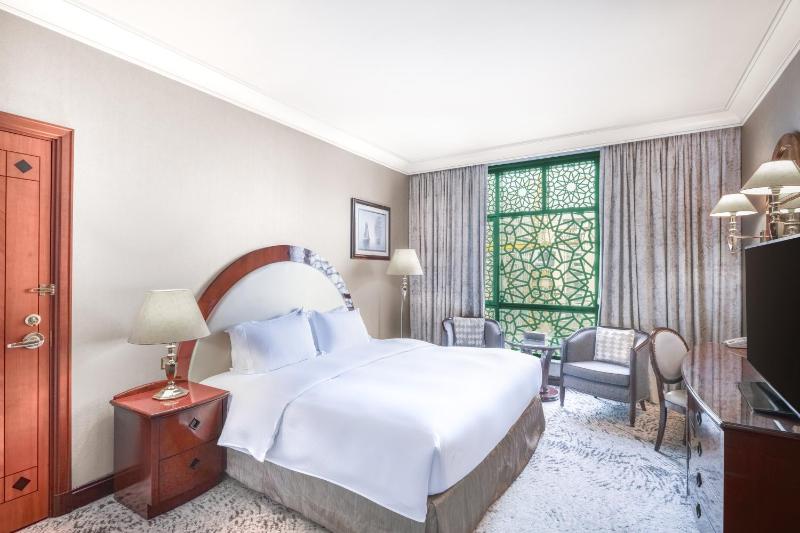 Habitación con cama extragrande y vistas a la ciudad