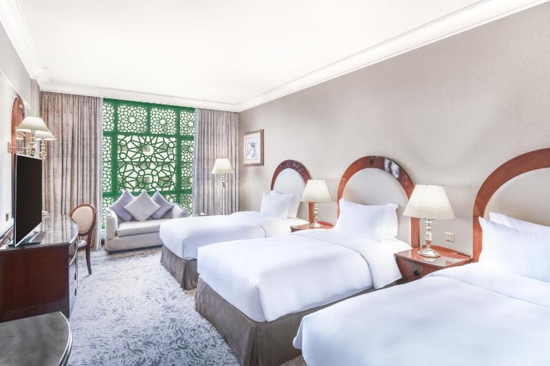 Habitación Deluxe con tres camas y vistas parciales al Haram imagen 2