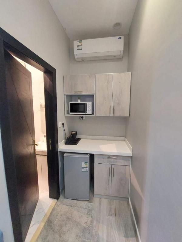 Apartemen klasik satu kamar tidur dengan tempat tidur King gambar 6