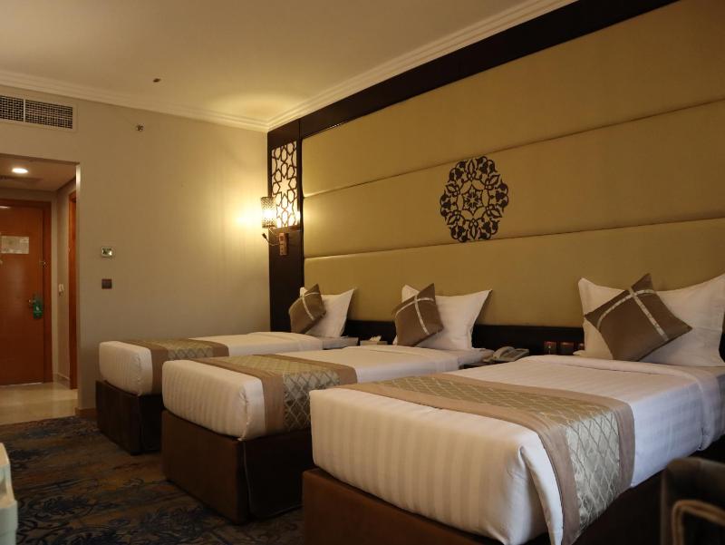 Standard Triple Room image 2