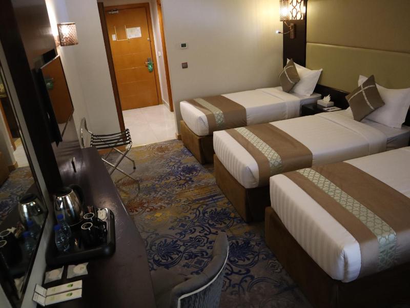 Standard Triple Room image 5