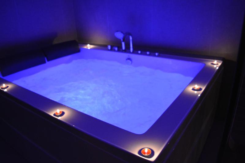 Suite with Hot Tub image 2