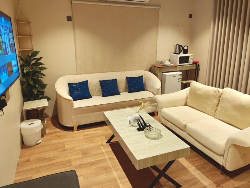 Suite with Hot Tub image 4