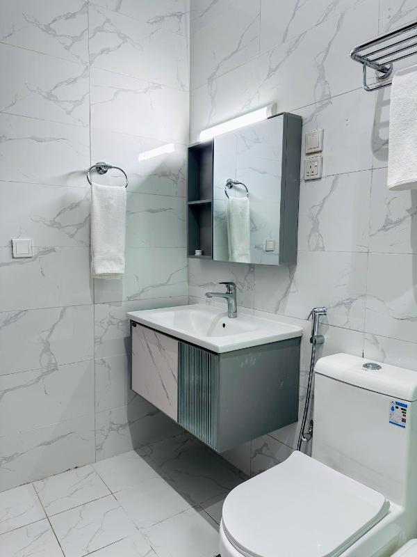 Twin Room with Private Bathroom image 4