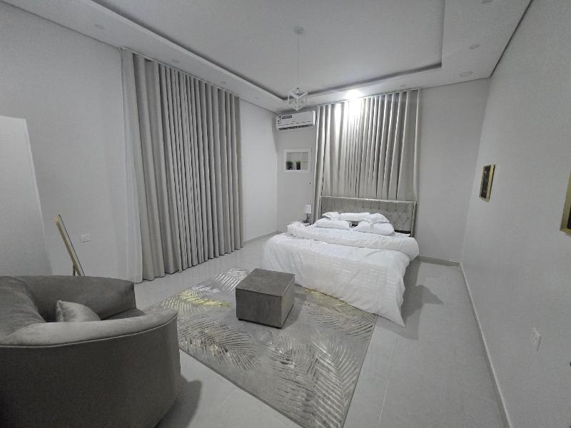 One-Bedroom Apartment image 4