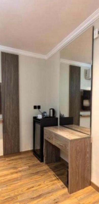 Deluxe One-Bedroom Apartment image 2