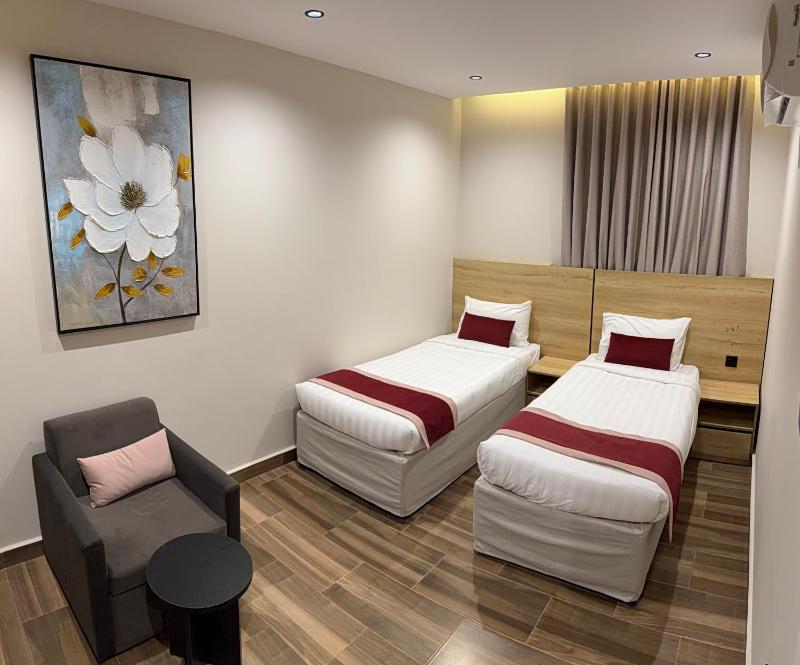 Twin Room image 4