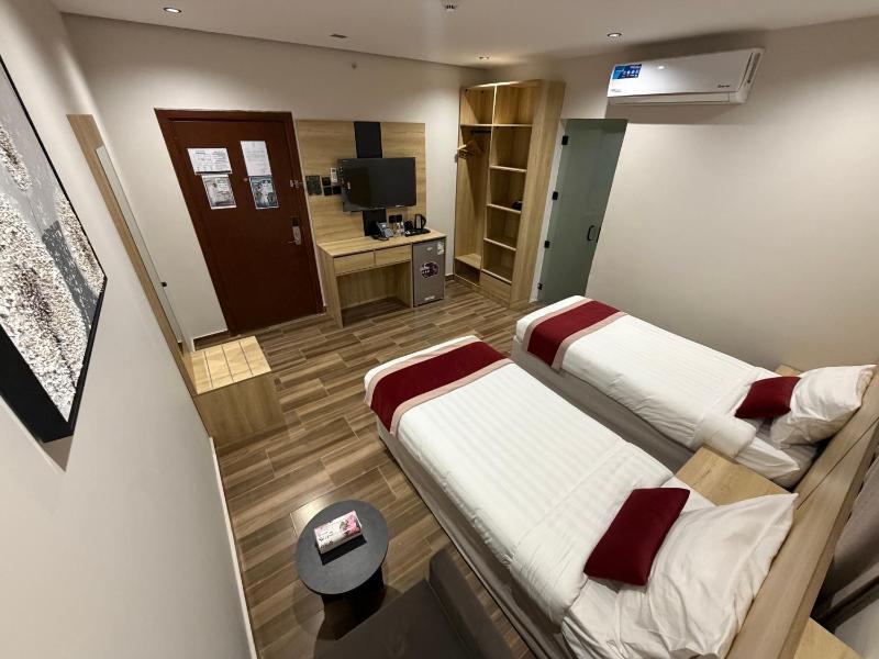 Large Twin Room image 5