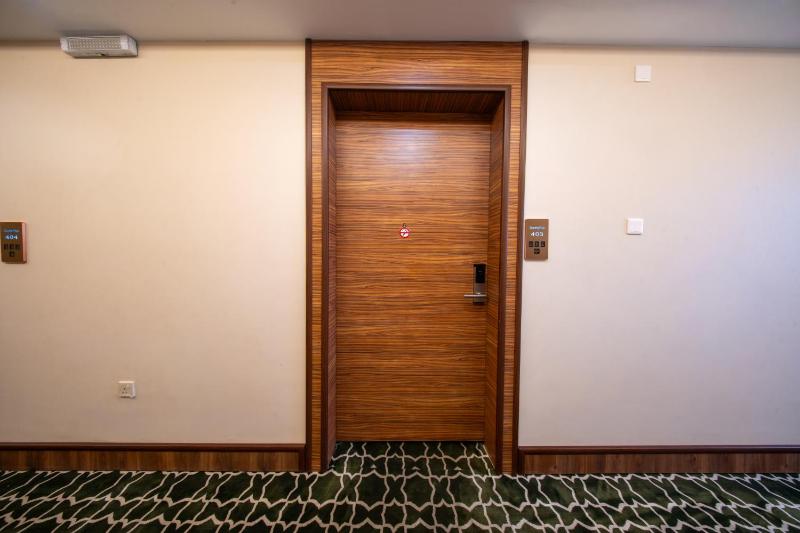 Deluxe King Room image 3